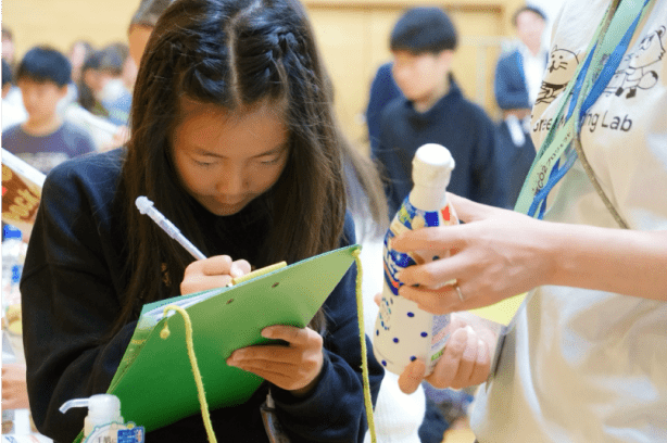 減CO2商品を実際に見て学ぶ小学生