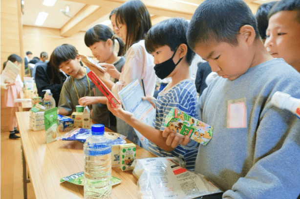 減CO2商品を手に取る小学生たち