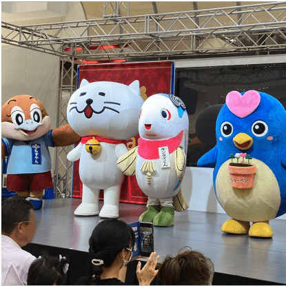 もずやんやキンタイくんなどゆるキャラたちとステージに立つ着ぐるみニャートラル