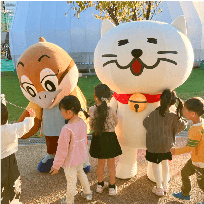 子供たちと触れ合う着ぐるみニャートラル
