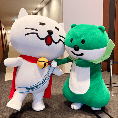 着ぐるみニャートラルと三井住友銀行のオリジナルキャラクター、ミドすけのツーショット