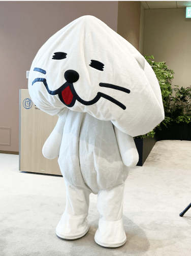 電池が切れてしぼんだ状態の着ぐるみニャートラル