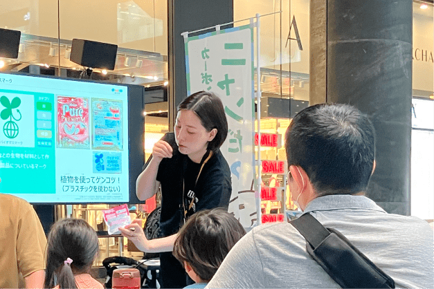 ワークショップにて実際の商品を示しながら説明をする様子