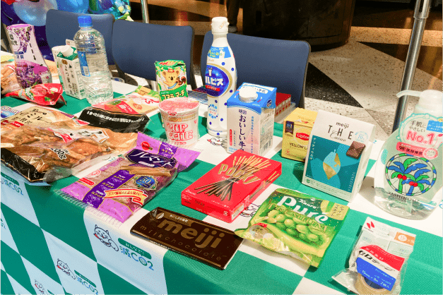 ワークショップにてCCNC参画企業のエコラベル付き商品が並べられている様子