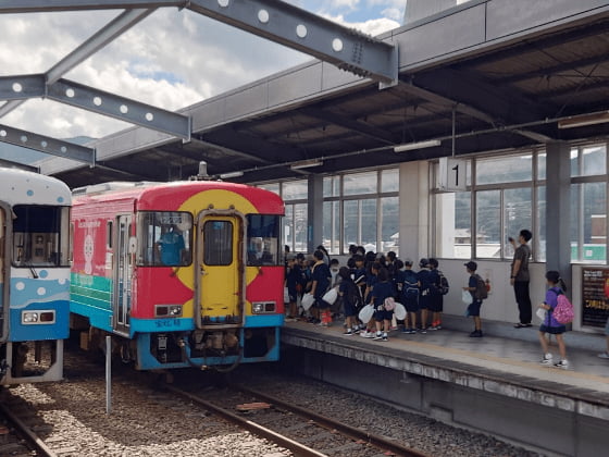 子ども達が貸切列車に乗り込む様子