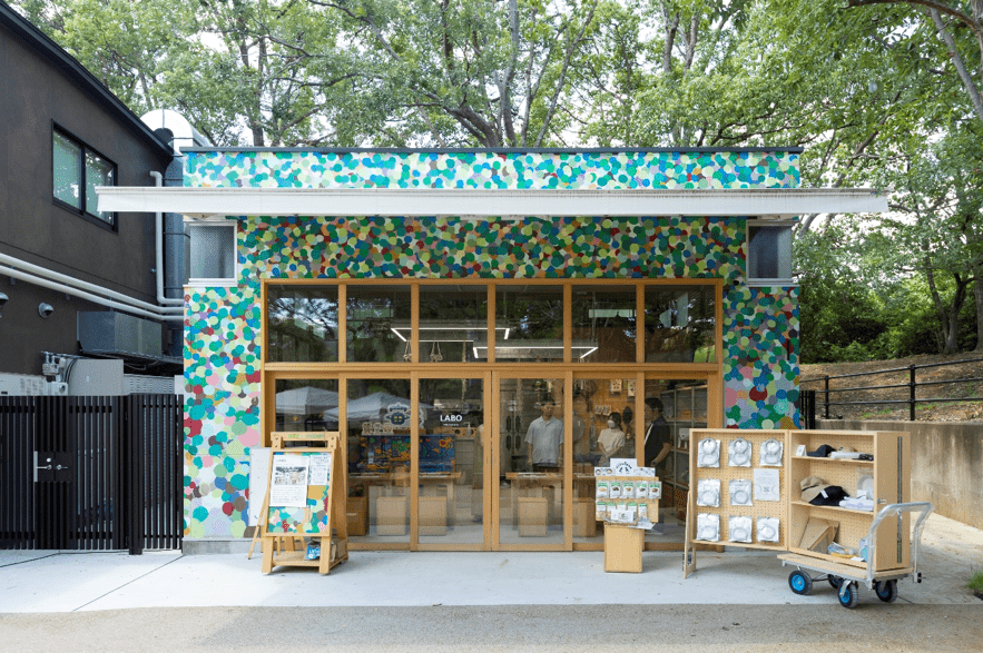 1OOORE SCENES は、豊中市の「千里中央公園再整備における活性化事業」の公募により、市とH2Oリテイリング、他参画企業が公民連携で整備を進め、2023年3月30日にオープン。元公園管理事務所をリノベーションして、1階はイタリアンカフェ「SEN℃(センド)」とコミュニティスペース「LABO(ラボ)」、ミニショップ「LAWSON(ローソン)」、2階は多目的スペースで構成。。